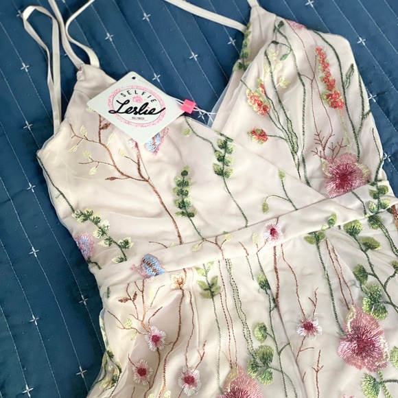 NWT Selfie Leslie Embroidered Floral Romper - Picture 2 of 2